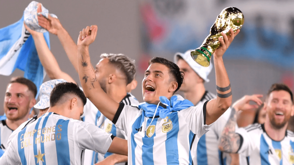 Dos Estrellas Mundiales Se Saludan El Encuentro Paulo Dybala Y Brad