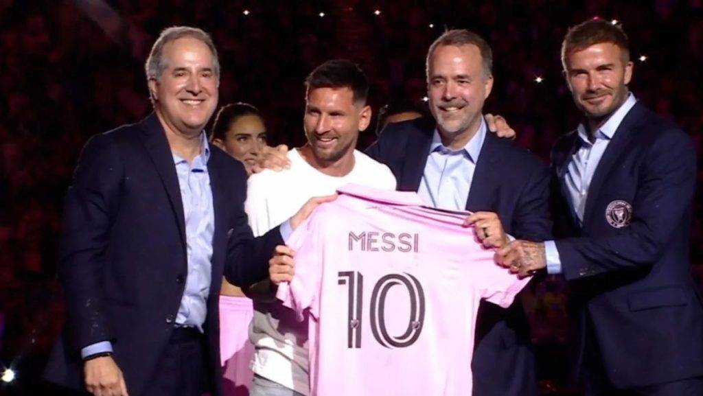 En Medio De Una Presentaci N Pasada Por Agua Messi Fue Presentado Como