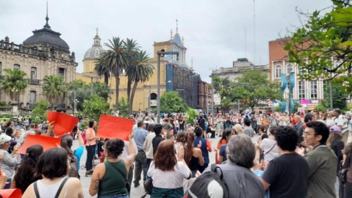 Cacerolazo En Plaza Independencia Tucumanos Rechazaron El DNU De Milei