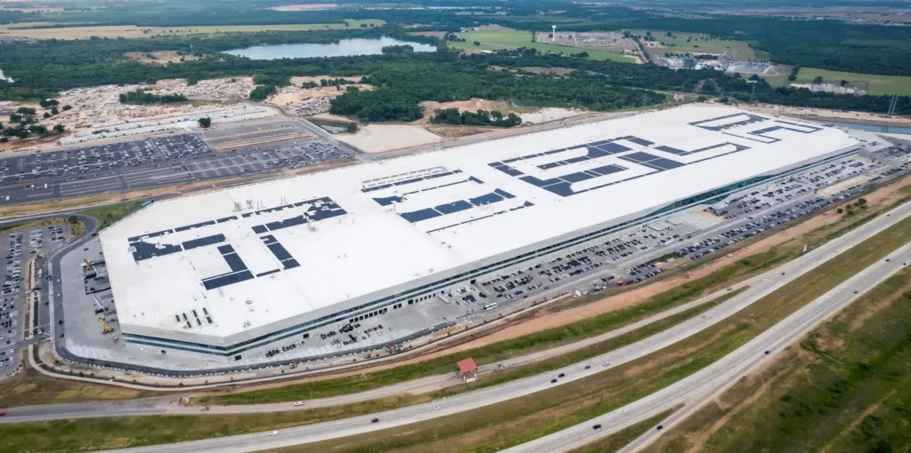 Milei llegó a la gigantesca fábrica de Tesla donde se reunirá con Elon