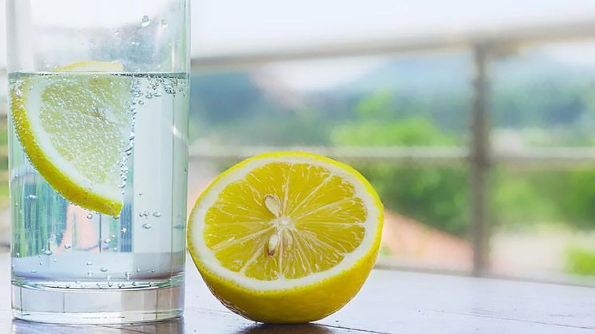 Agua con limón