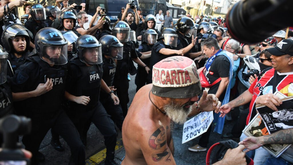 Barrabravas protestan por los jubilados