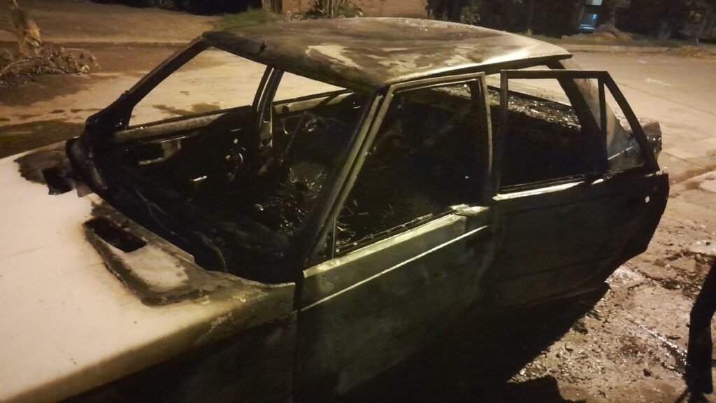 Auto incendiado en Tafí Viejo